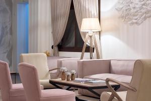 - un salon avec un canapé, des chaises et une table dans l'établissement Glavas Inn Hotel, à Gerakini