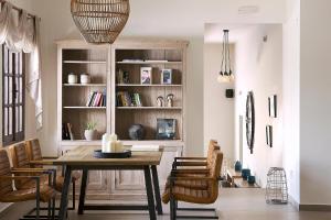 - une salle à manger avec une table et des chaises dans l'établissement Glavas Inn Hotel, à Gerakini