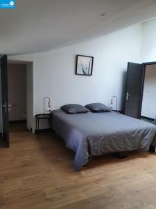 ein Schlafzimmer mit einem großen Bett in einem Zimmer in der Unterkunft Romanélou in Balazuc