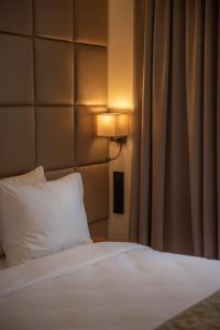 Postel nebo postele na pokoji v ubytování Hayasa Hotel Yerevan