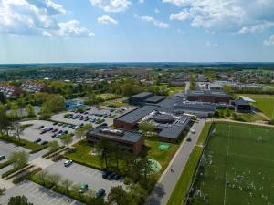 una vista aérea de un aparcamiento con un edificio en Sportium Sportel en Varde