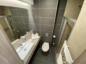 y baño con lavabo y aseo. en MAGNOLIA Room & Spa - ADULTS ONLY, en Csopak