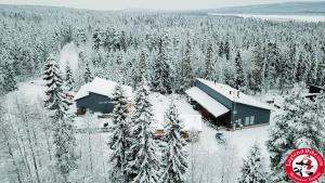 eine Luftansicht eines schneebedeckten Hauses in der Unterkunft Laplandbike Apartment Arctic Circle in Rovaniemi