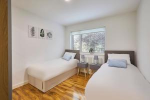 Een bed of bedden in een kamer bij Host & Stay - The Fairway