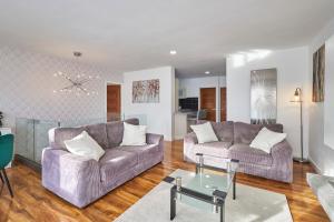 uma sala de estar com dois sofás e uma mesa em Host & Stay - The Fairway em Hinckley