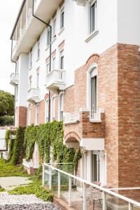 un immeuble d'appartements avec du lierre sur son côté dans l'établissement MarePineta Resort, à Milano Marittima
