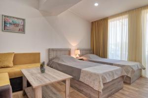 Ένα ή περισσότερα κρεβάτια σε δωμάτιο στο New Tiflis Apartment Plekhanovi