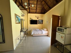 1 dormitorio con 1 cama y microondas en Blue Diamond Lodge & Spa, en Springbok
