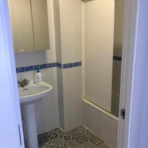 ein Bad mit einem Waschbecken und einer Dusche in der Unterkunft Apartamento 8 mamia costa in Torreguadiaro