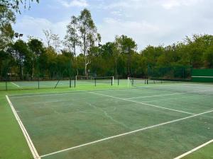 Instalaciones para jugar a tenis o squash en Les Restanques Cabrière 3123 vue mer 3 chambres o alrededores