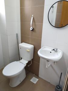 y baño con aseo y lavamanos. en WAFID HOMESTAY 2 SERI ISKANDAR, en Seri Iskandar