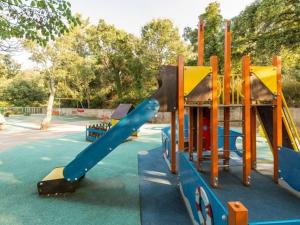 un patio de recreo con un tobogán en un parque en Les Restanques Cabrière 3123 vue mer 3 chambres, en Grimaud