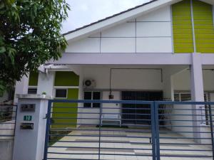 een gebouw met een poort ervoor bij WAFID HOMESTAY 2 SERI ISKANDAR in Seri Iskandar