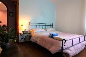 Postel nebo postele na pokoji v ubytování SCAPPO IN UMBRIA, La Casa nel bosco