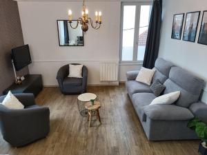 un salon avec un canapé, des fauteuils et une table dans l'établissement Le 1A, Charmant Appartement au Cœur de la Ville, à Gérardmer