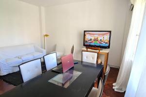 sala de estar con escritorio, ordenador portátil y TV en Alquiler temporario en Recoleta Palermo en Buenos Aires