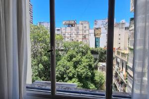 una ventana abierta con vistas a la ciudad en Alquiler temporario en Recoleta Palermo en Buenos Aires