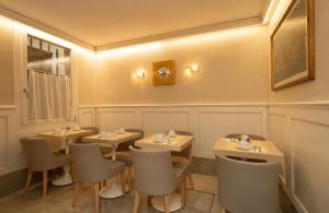un ristorante con tavoli e sedie in una stanza di Hotel Guerrini a Venezia