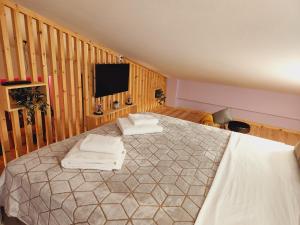 una camera da letto con un grande letto con asciugamani di Luxury Loft Apartment Yiota a Patra