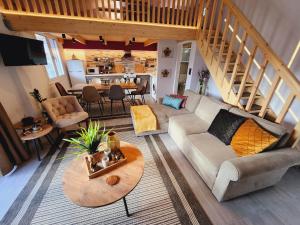 ein Wohnzimmer mit Sofa und Tisch in der Unterkunft Luxury Loft Apartment Yiota in Patras