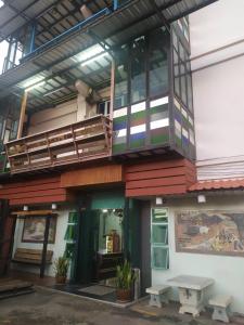四色菊的住宿－โรงแรมพรถวิล ศรีสะเกษ Sisaket PonTaWin Budget Inn，一侧带阳台的建筑