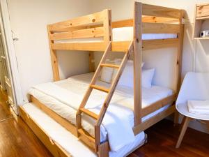 2 stapelbedden in een kamer met een ladder bij Refugio noruego in Bilbao