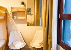 Habitación pequeña con silla y espejo. en Refugio noruego, en Bilbao