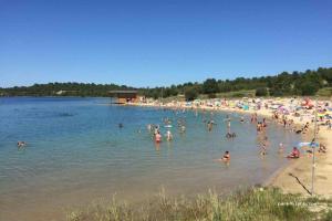 un grupo de personas en el agua en una playa en Genets, en Morcenx 3 fotos más