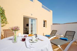 a dining room with a table and chairs at Apartamento El Naranjo con jacuzzi in Tarajalejo