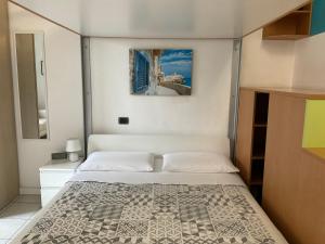 モンツァにあるSawasdee 37のベッドルーム1室(壁に絵が描かれた白いベッド1台付)