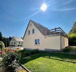 WethauにあるFerienhaus-Saale-Unstrutの屋根に太陽が輝く家