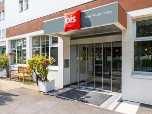 een winkel voor een ups winkel met een bord erop bij ibis Paris Meudon Velizy in Meudon