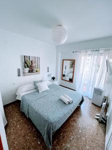 1 dormitorio con 1 cama con 2 toallas en Confort y relax centro en Valencia