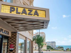 Mercure Plaza Biarritz Centre في بياريتز: لوحة البيتزا على جانب المبنى