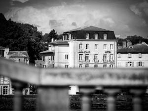 une photo en noir et blanc d'un grand bâtiment dans l'établissement ibis Styles Bayonne, à Bayonne