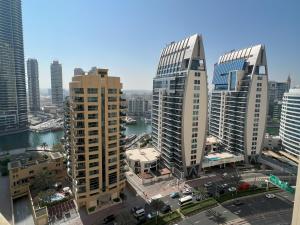 dois edifícios altos em uma cidade com um corpo de água em CozyNest - 3br Beachfront apt, JBR em Dubai