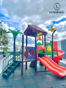einen Kinderspielplatz mit Rutsche und Spielstruktur in der Unterkunft Free Wifi Kuching Cozy Vivacity Jazz Suite Apartment in Kuching