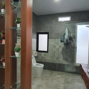 Een badkamer bij Pomah Guest House