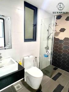 ein Bad mit einem WC, einem Waschbecken und einer Dusche in der Unterkunft Free Wifi Kuching Cozy Vivacity Jazz Suite Apartment in Kuching
