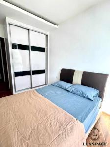 Schlafzimmer mit einem Bett und einem großen Fenster in der Unterkunft Free Wifi Kuching Cozy Vivacity Jazz Suite Apartment in Kuching
