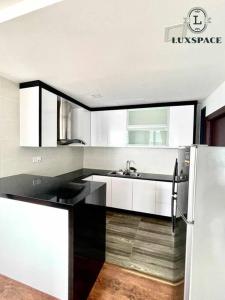 Kuchyň nebo kuchyňský kout v ubytování Free Wifi Kuching Cozy Vivacity Jazz Suite Apartment
