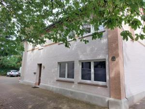 a building with two windows on the side of it at Alte Remise im Herzen von Varel in Varel +2 photos