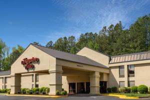 a front view of a hampton inn at Hampton Inn Chester in Chester