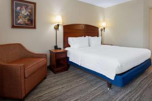 a bed and a chair in a hotel room at Hampton Inn Chester in Chester