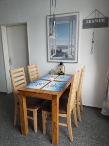 フェーマルンにあるBurgtiefe Südstrand "Windflüchter"のダイニングルーム(椅子、テーブル、鏡付)
