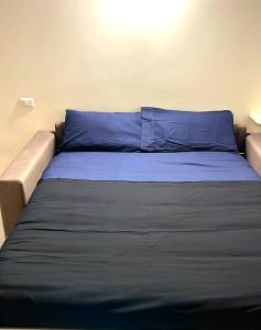 - un lit avec des draps bleus dans une chambre dans l'établissement Affori Residence, à Milan