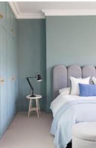 een slaapkamer met een bed en een tafel met een lamp bij gaydi in Gori