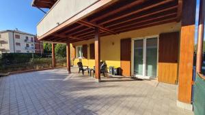 eine Terrasse mit Markise und Stühlen auf einem Haus in der Unterkunft Casa Spagnolo in Verona