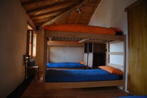 ein Schlafzimmer mit zwei Etagenbetten in einem Zimmer in der Unterkunft Agririfugio Molini in Camogli
