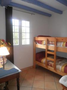 a room with two bunk beds and a table at Gite de gachot in Fargues